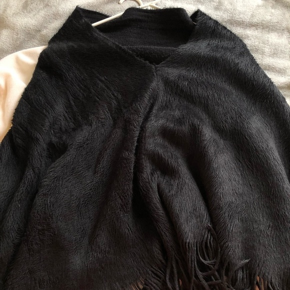 Black scarf/ poncho in great condition one size - Picture 8 of 8